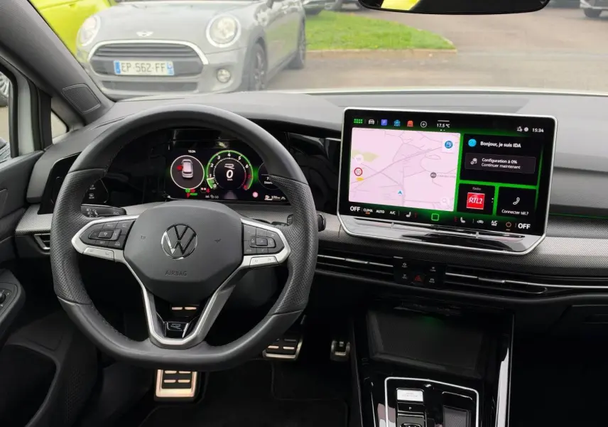 Vue intérieure du tableau de bord et volant cuir multifonction de la Volkswagen Golf 1.5 eTSI R-Line 2025.