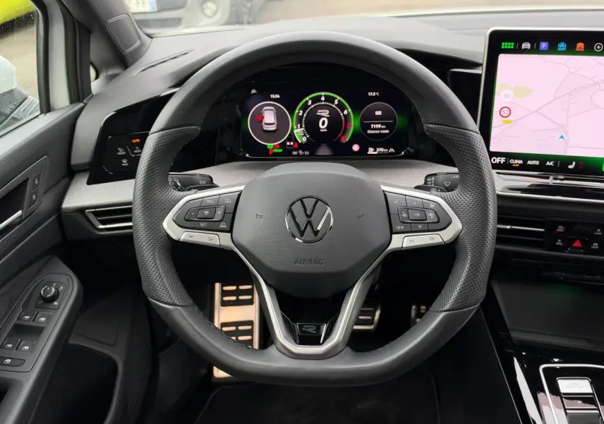 Vue intérieure centrée sur le volant cuir multifonction et l'instrumentation digitale de la Volkswagen Golf 1.5 eTSI R-Line 2025.