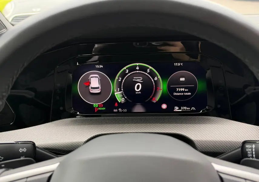 Vue rapprochée du tableau de bord numérique de la Volkswagen Golf R-Line 2025 avec affichage digital et volant cuir noir.