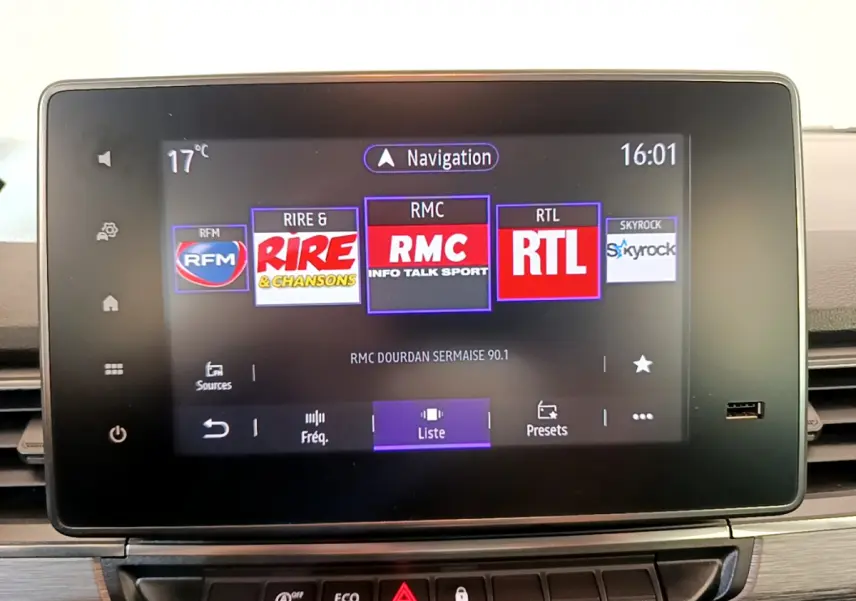 Écran tactile central du tableau de bord du Renault Kangoo bleu 2023 affichant les stations radio.