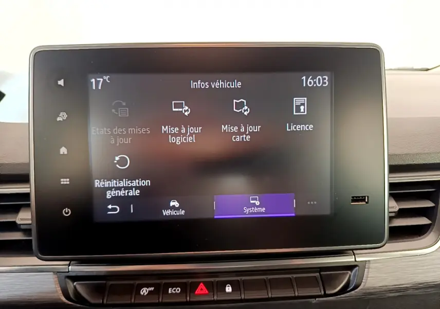 Écran tactile central du tableau de bord du Renault Kangoo bleu 2023 affichant les options de mise à jour logiciel et carte.