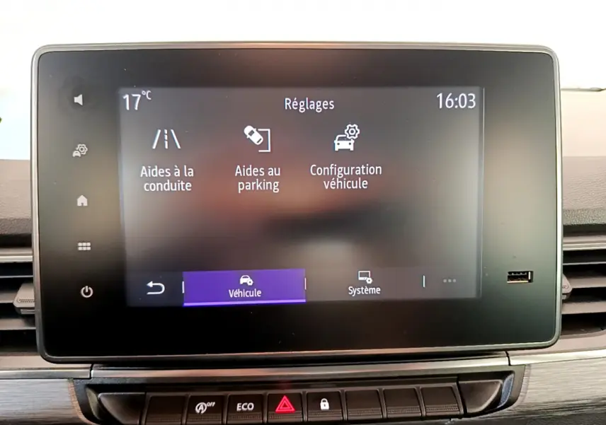 Écran tactile central affichant les réglages d’aide à la conduite dans un Renault Kangoo bleu 2023.