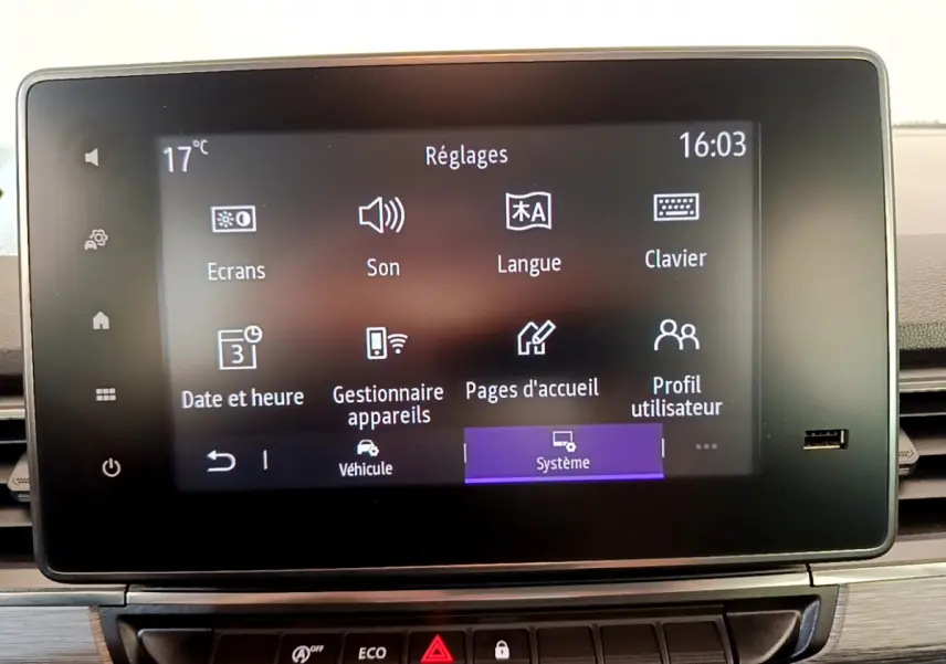 Écran tactile central du tableau de bord du Renault Kangoo bleu 2023 affichant le menu Réglages.