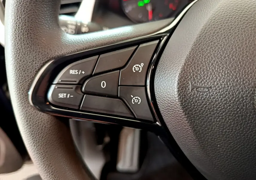 Gros plan sur les commandes du régulateur de vitesse au volant du Renault Kangoo bleu 2023, version Equilibre.