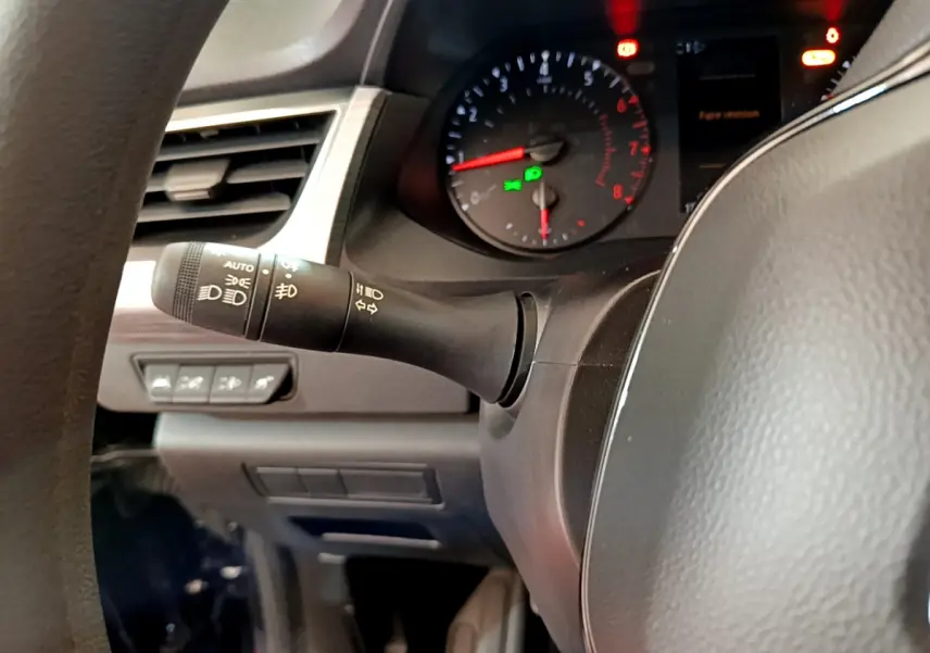 Gros plan intérieur sur la manette de phares et clignotants du tableau de bord du Renault Kangoo bleu 2023.