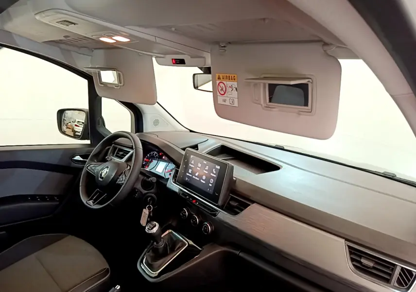 Intérieur avant droit du Renault Kangoo 2023 bleu, tableau de bord moderne avec écran tactile et volant multifonctions.