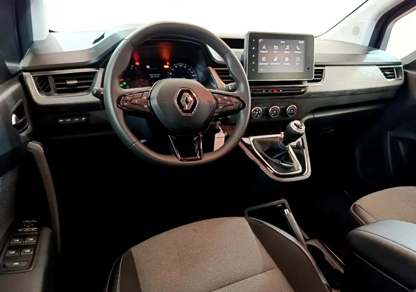 Vue intérieure avant du Renault Kangoo 2023 avec tableau de bord moderne, volant multifonctions et écran tactile central.