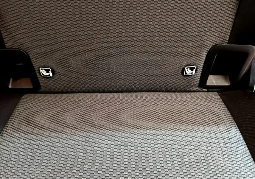 Détail de la banquette arrière gris foncé du Renault Kangoo 2023 version Equilibre, avec fixations Isofix visibles.