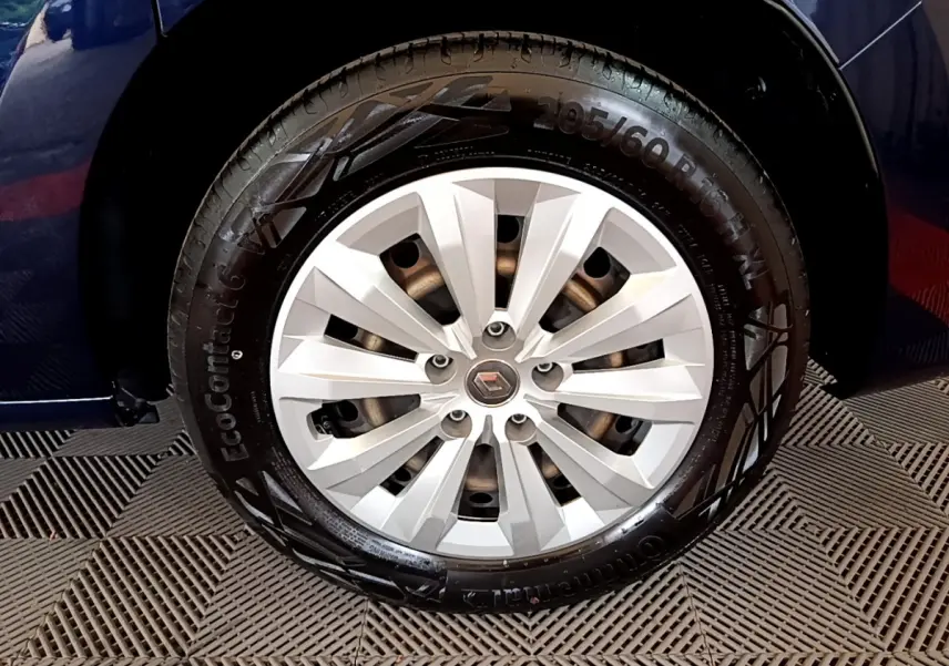 Gros plan sur la roue avant gauche du Renault Kangoo bleu 2023, mettant en valeur la jante argentée et le pneu Continental.