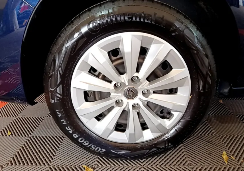 Gros plan sur la roue avant droite du Renault Kangoo bleu 2023 avec jante alliage et pneu Continental.