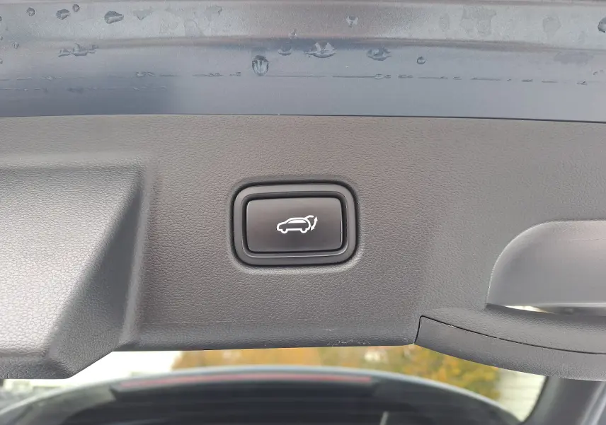 Bouton de fermeture électrique du hayon sur le bord intérieur du coffre du Hyundai Tucson Cypress Green 2023.