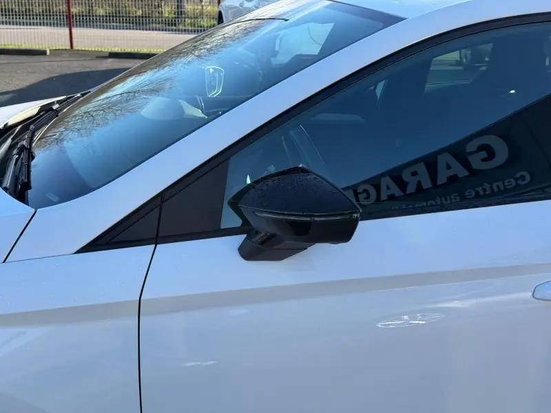 Vue latérale côté gauche du rétroviseur noir contrastant sur la porte blanche Nevada métal d'une SEAT Ibiza 2025.