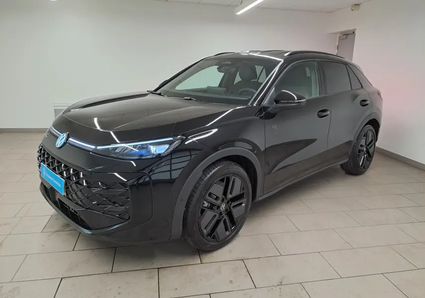 Volkswagen T-Roc 2026 noir ébène en 3/4 avant droit, avec jantes noires 19 pouces et phares matrix LED allumés.