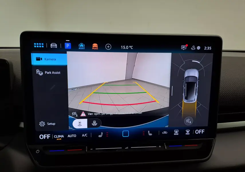 Écran intérieur du Volkswagen T-Roc 2026 montrant la caméra de recul et l’assistance au stationnement.