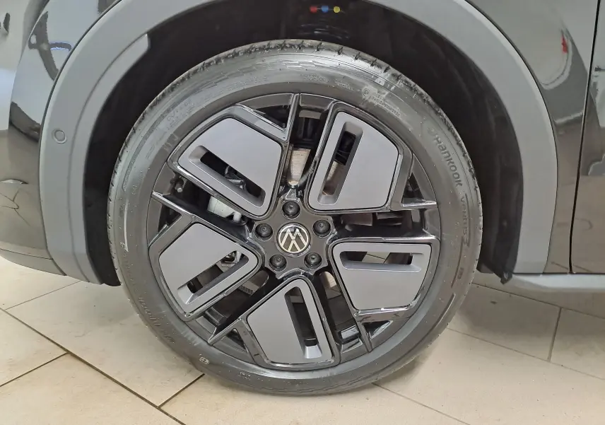 Gros plan sur la jante noire 19 pouces York du Volkswagen T-Roc 2026 noir ébène, version R-Line.