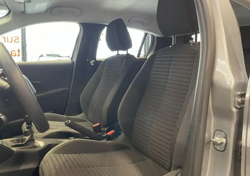 Vue intérieure côté gauche sur les sièges avant tissu noir de la Peugeot 208 gris clair avec boîte manuelle.
