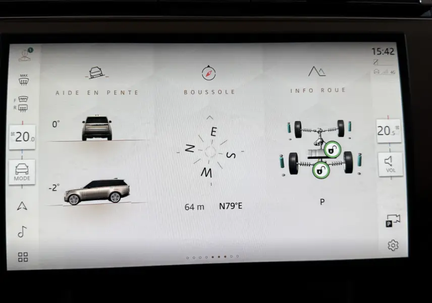 Écran tactile intérieur affichant l'aide en pente, boussole et infos roues du Range Rover PHEV noir, vue latérale et avant.