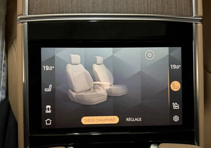Écran tactile central affichant le réglage des sièges chauffants dans un Range Rover noir 2024.