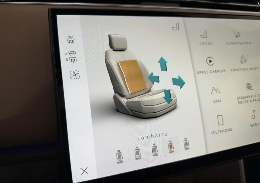 Écran tactile intérieur montrant le réglage lombaire du siège du Range Rover PHEV P550e noir, vue rapprochée.