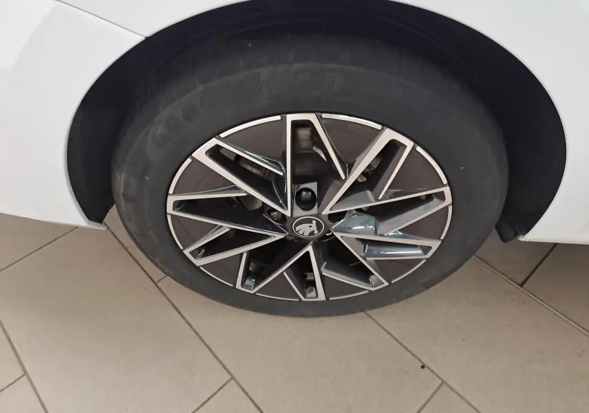 Gros plan sur la jante alliage 17'' Slagard Aero noir polie du côté gauche d'une Skoda Octavia Combi blanc Moon.