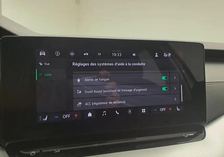 Écran tactile intérieur de la Skoda Octavia Combi 2025 affichant les réglages d'aide à la conduite.