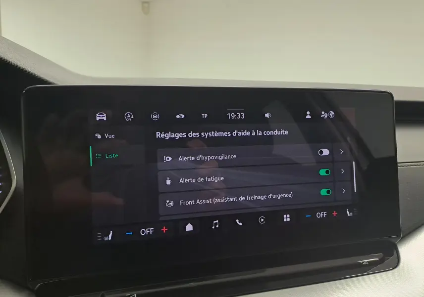 Écran tactile intérieur affichant les réglages d’aide à la conduite du Skoda Octavia Combi 2025.