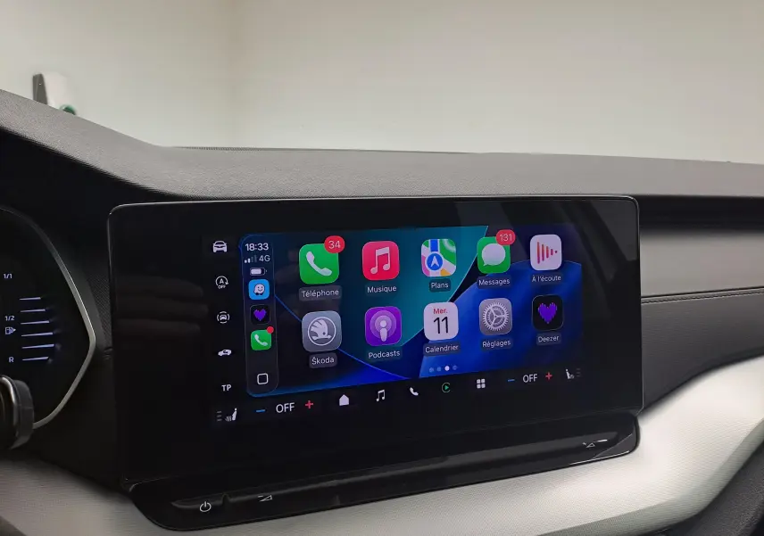 Écran tactile central affichant les applications connectées dans l'habitacle d'une Skoda Octavia Combi 2025.