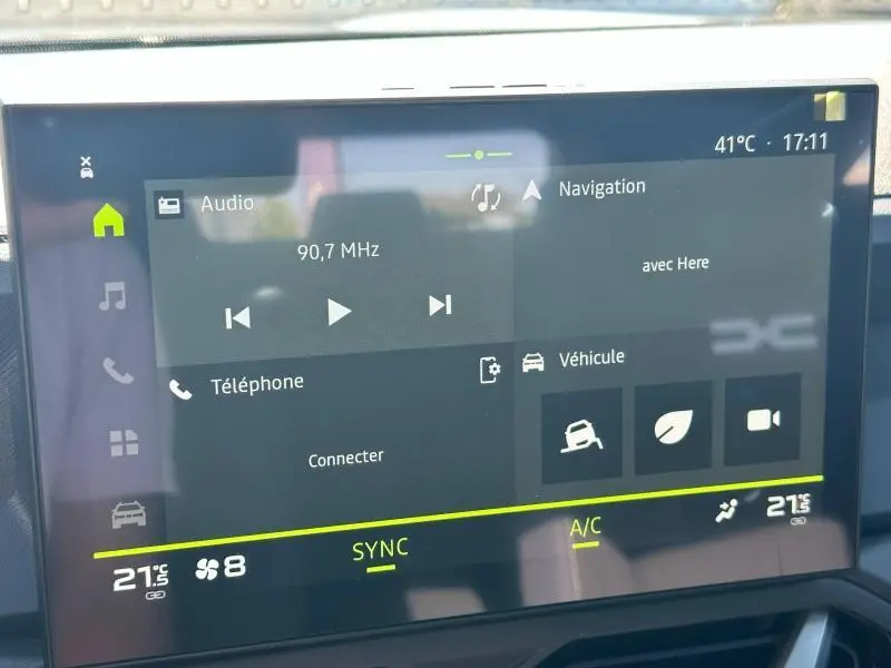 Écran tactile central du tableau de bord du Dacia Bigster blanc, affichant radio et navigation.