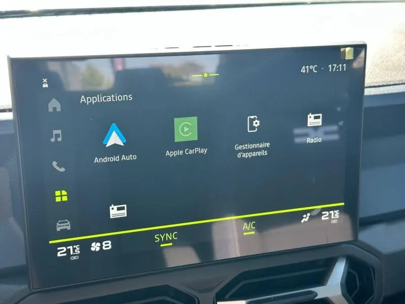 Écran tactile central du tableau de bord du Dacia Bigster 2025 affichant les applications Android Auto et Apple CarPlay.