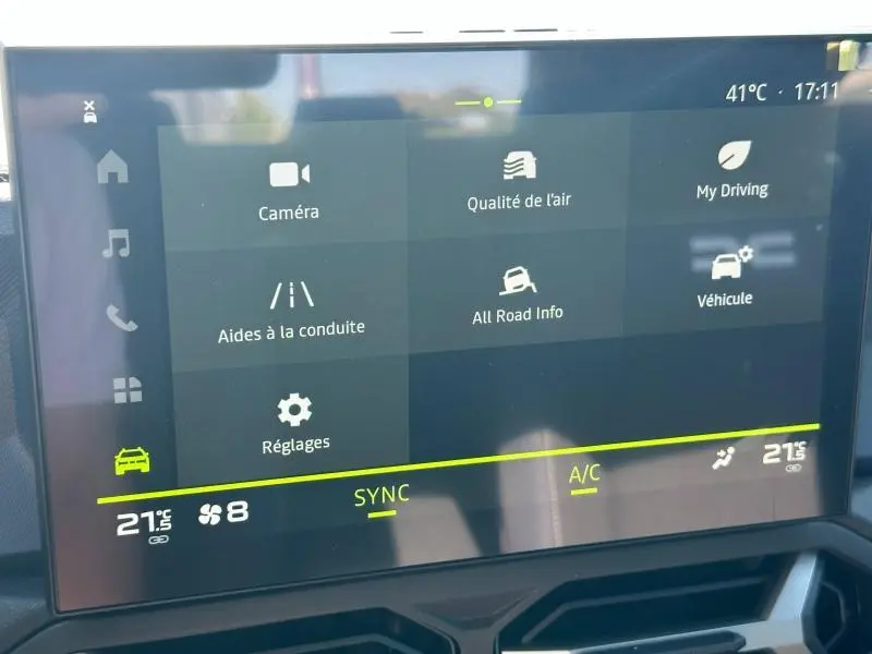 Écran tactile intérieur du tableau de bord du Dacia Bigster 2025, affichant les options de conduite et réglages climatiques.