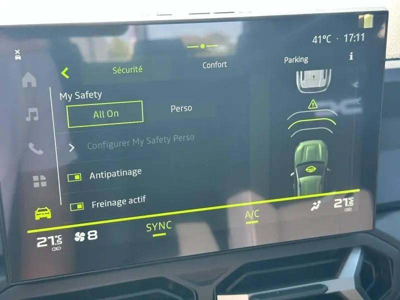 Écran tactile intérieur du Dacia Bigster blanc montrant les réglages de sécurité et assistance à la conduite.