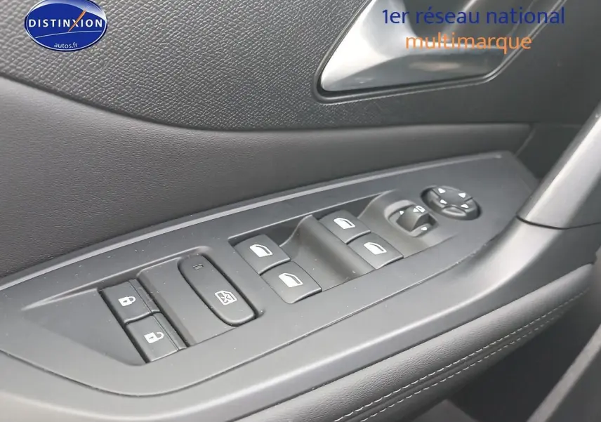 Gros plan sur les commandes des vitres et rétroviseurs côté conducteur d’une Peugeot 308 SW gris sélénite.