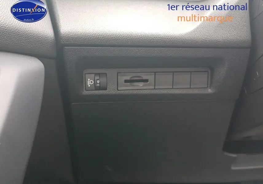 Détail du tableau de bord côté gauche de la Peugeot 308 SW gris sélénite, avec commandes d’éclairage et réglages.