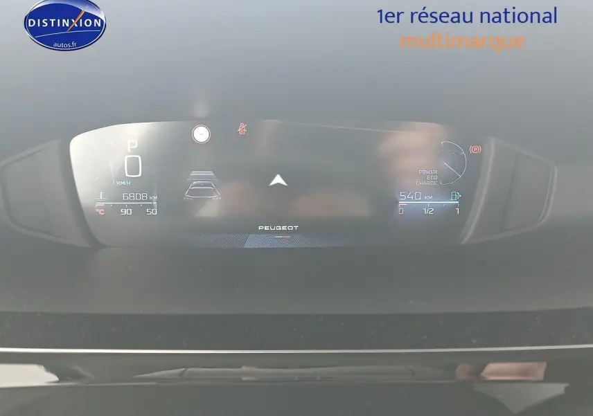 Tableau de bord numérique Peugeot 308 SW 1.2 hybrid 145 allure e-dcs6 avec affichage multifonction lumineux.
