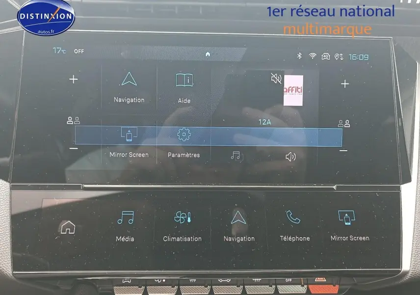 Écran tactile central de la Peugeot 308 SW gris sélénite, vue rapprochée du tableau de bord avec interface multimédia.