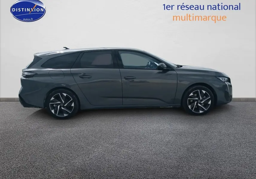 Profil droit d'une Peugeot 308 SW gris sélénite 2025 avec jantes alliage et vitres arrière surteintées.