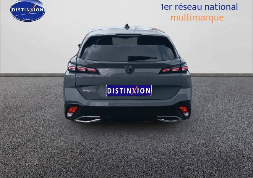 Vue arrière d'une Peugeot 308 SW gris sellenium avec feux LED et double sortie d'échappement chromée.
