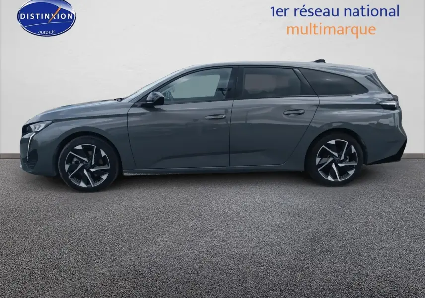 Peugeot 308 SW gris sellenium vue de profil côté gauche, avec jantes alliage et vitres surteintées.