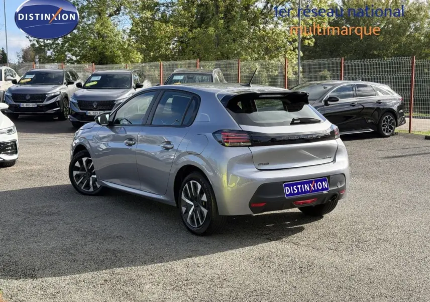 Peugeot 208 gris Artense vue 3/4 arrière droit, avec jantes alliage et feux arrière LED distinctifs.