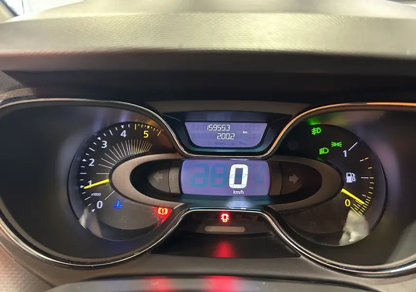 Tableau de bord numérique du Renault Captur 2014 avec affichage digital de vitesse et compteurs analogiques éclairés.