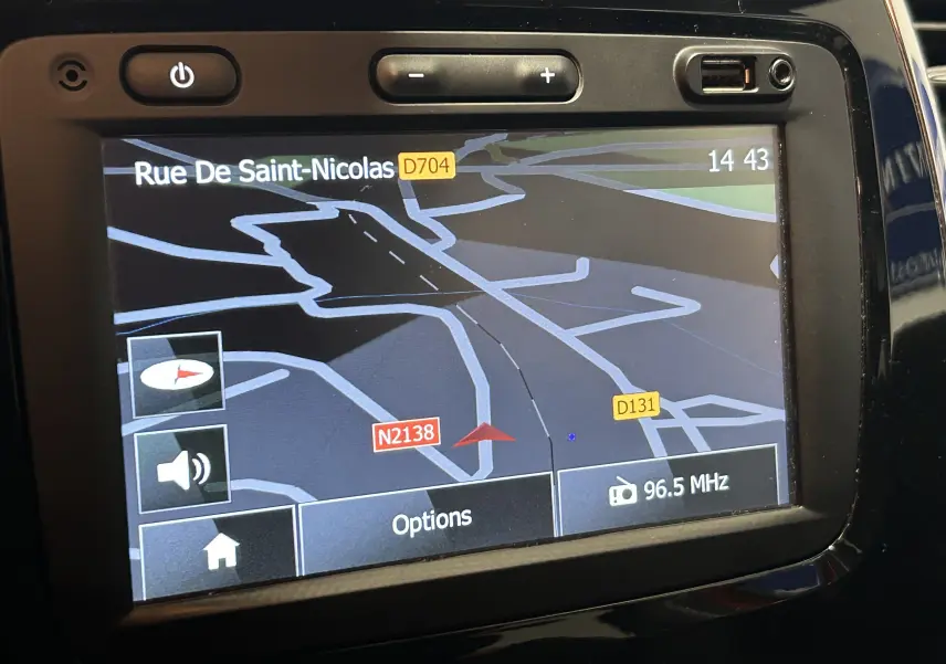 Écran GPS du Renault Captur 2014 affichant la carte avec itinéraire et fréquence radio 96,5 MHz en intérieur noir brillant.