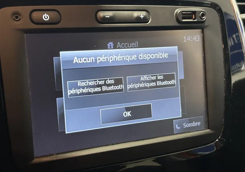 Écran tactile du système GPS du Renault Captur dCi 90ch energy Intens affichant un message Bluetooth.