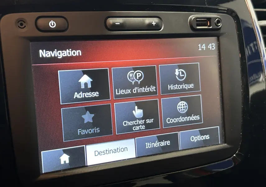Écran tactile du GPS du Renault Captur 2014, vue rapprochée du menu navigation avec options d'adresse et itinéraire.