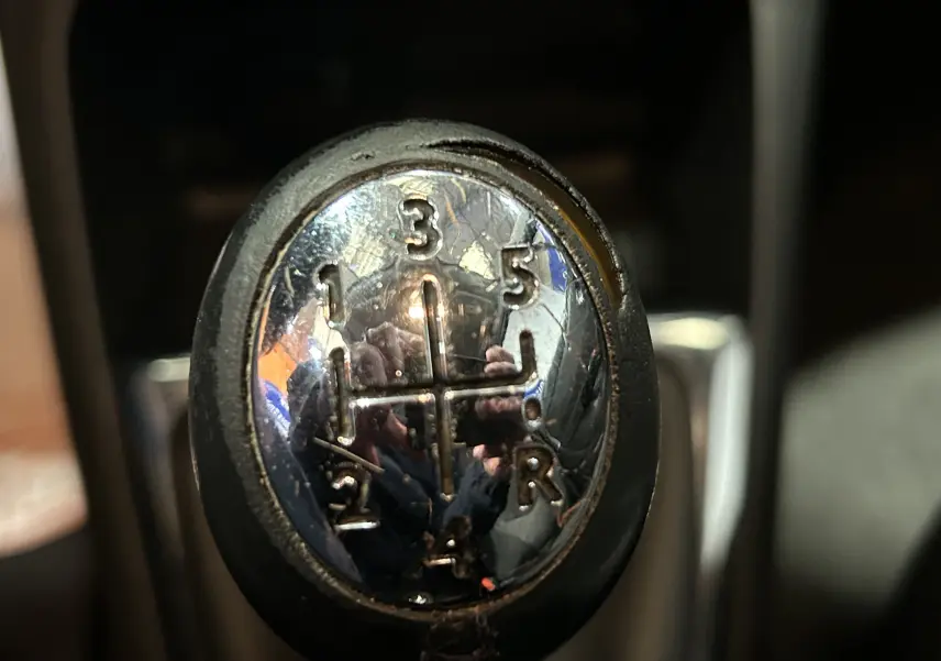 Le pommeau de levier de vitesse manuel d'une Renault Captur 2014, avec marquages des 5 rapports et marche arrière.