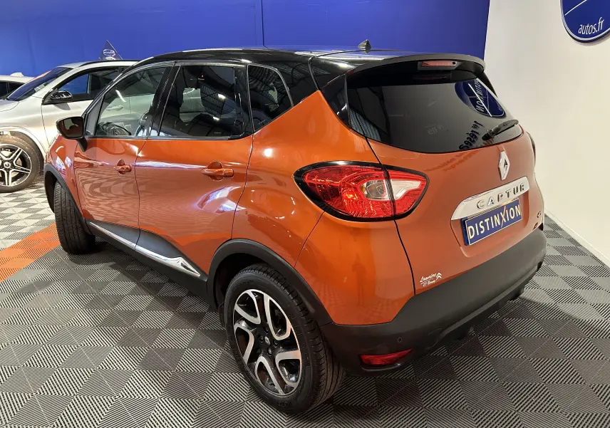 Renault Captur dCi 90ch Intens orange vu en 3/4 arrière droit, toit noir et jantes alliage distinctives.