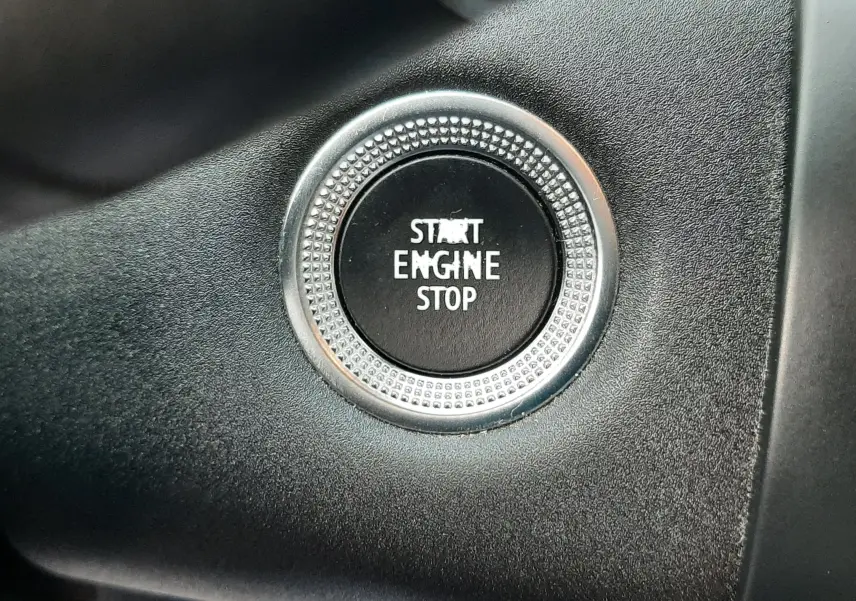 Gros plan sur le bouton Start Engine Stop du tableau de bord noir du Renault Captur bleu iron toit noir 2020.