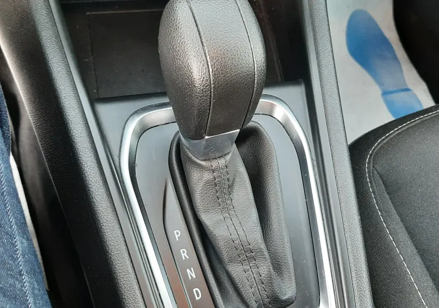 Le levier de vitesse automatique noir du Renault Captur 1.5 Blue dCi 115ch Business vu en gros plan intérieur.