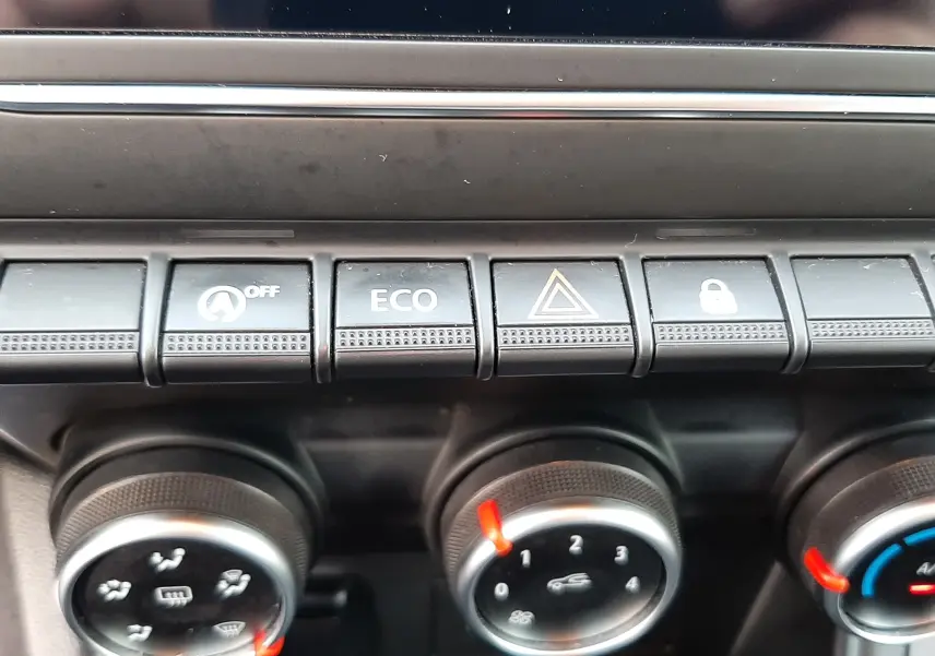Gros plan sur les commandes de climatisation et boutons fonctionnels du tableau de bord du Renault Captur bleu Iron 2020.