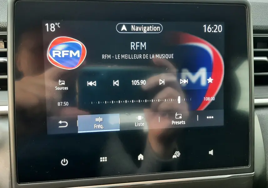 Écran tactile central du Renault Captur 2020 affichant la radio RFM à 105,9 FM avec commandes tactiles visibles.