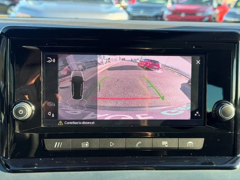 Vue de l'écran de recul du SEAT Arona 2025, montrant une caméra arrière avec guidage de trajectoire verte et rouge.